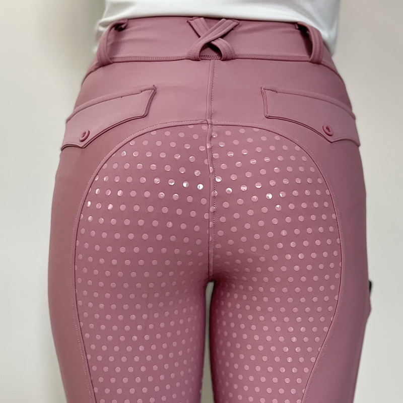 Femmes équestres montant des culottes de silicone complètes