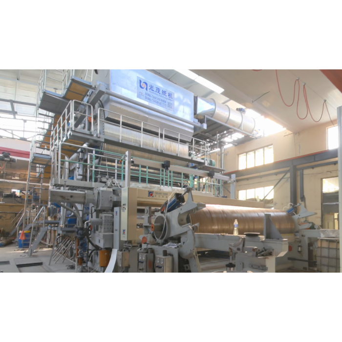 Покрытый белой бумажной машиной