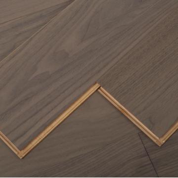 Parquet contrecollé en bois de noyer brossé gris clair chaud