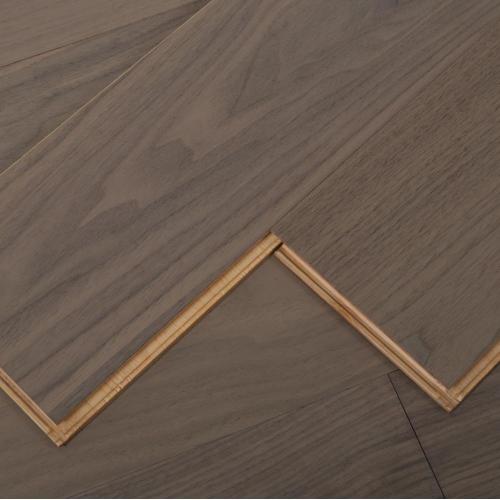 Parquet contrecollé en bois de noyer brossé gris clair chaud