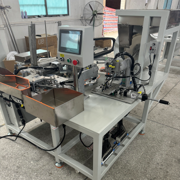 Machine de production de cintres en plastique