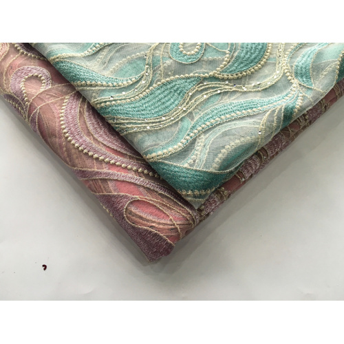 Conception de géométrie avec broderie strass sur tissu en maille