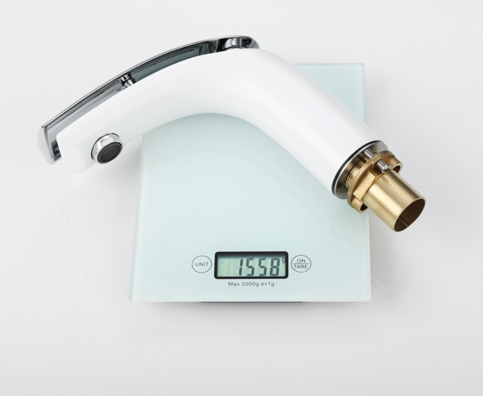 새로운 스타일의 데크 장착 단일 핸들 물 절약 뜨거운 / 차가운 황동 분지 수도꼭지