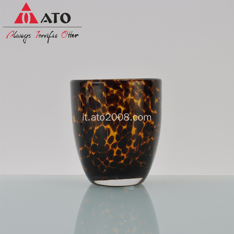 Colore leopardo che beve in vetro in vetro di vino senza stelo