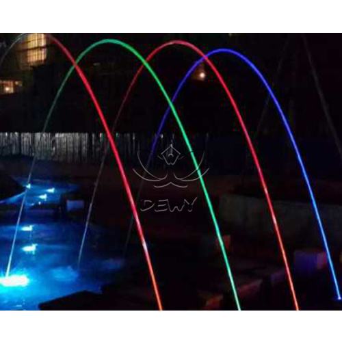 ایک جھیل میں فلوٹنگ سسٹم کے ساتھ میوزک فاؤنٹین