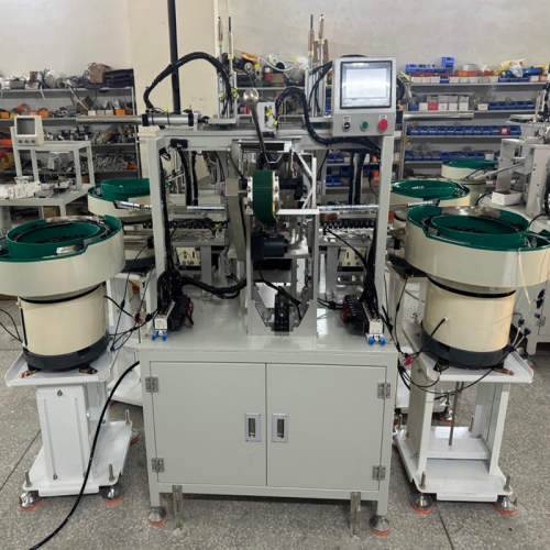 Fabrication automatique de cintres en fil recouvert de plastique