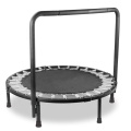 Monster-Jumper Kinder, die Mini-Trampolin zum Springen falten