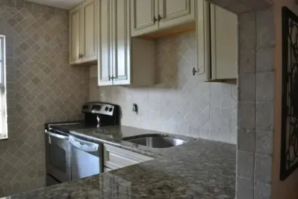 Customized dark hue quartz stone countertop