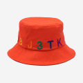 Chapéu de balde bordado em letras laranja-vermelho