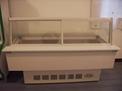 Commercial Display Chiller Showcase for Fresh Meat and Delicatessen