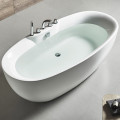 60 -дюймовая отдельно стоящая воздушная ванна В помещении белой акриловой ванны для ванной комнаты для ванной