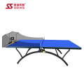 Macchina da ping pong che gioca macchina robot