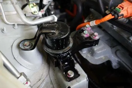 High Frequency Low Stiffness Hydraulic Mount