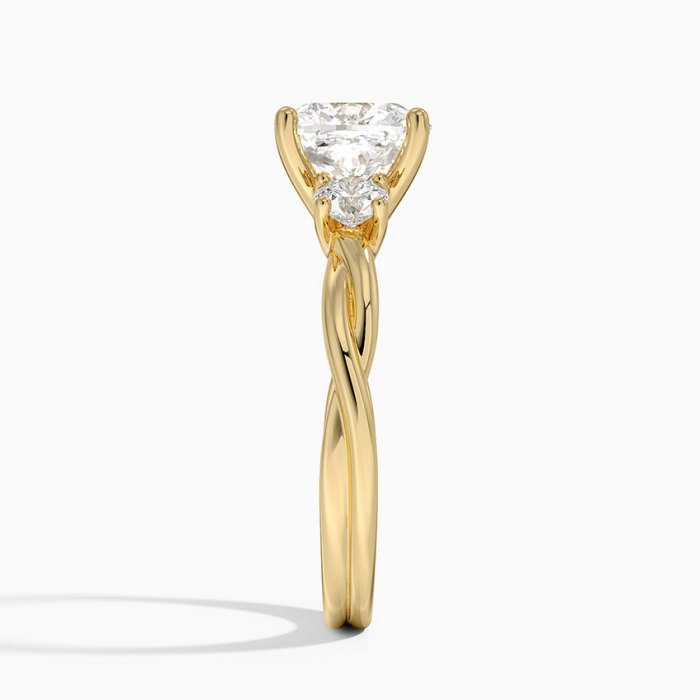 แหวนหมั้นเพชรสามเม็ดตัดเบาะ 4 กะรัตสุดหรู