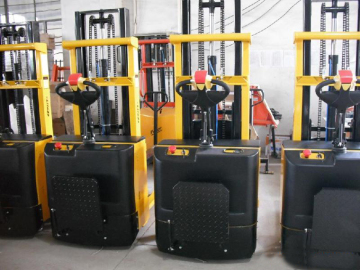 XS Series Semi Electric Stacker