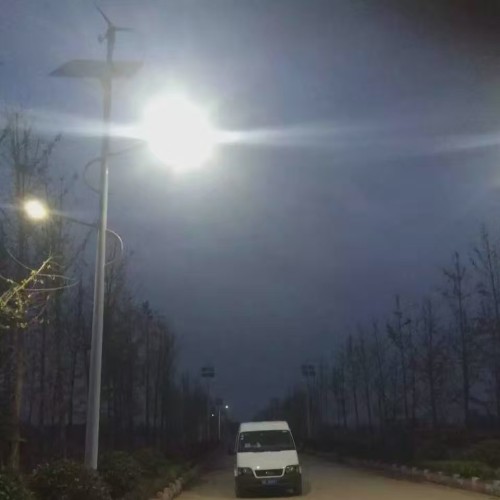 Turbinas de viento verticales Energía solar híbrida Alumbrado público