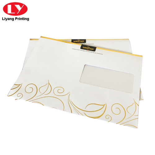 Weißer C5 -Umschlag mit goldenem Logo und Fenster