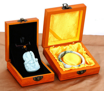 High-End Wooden Jadeware Showing Box