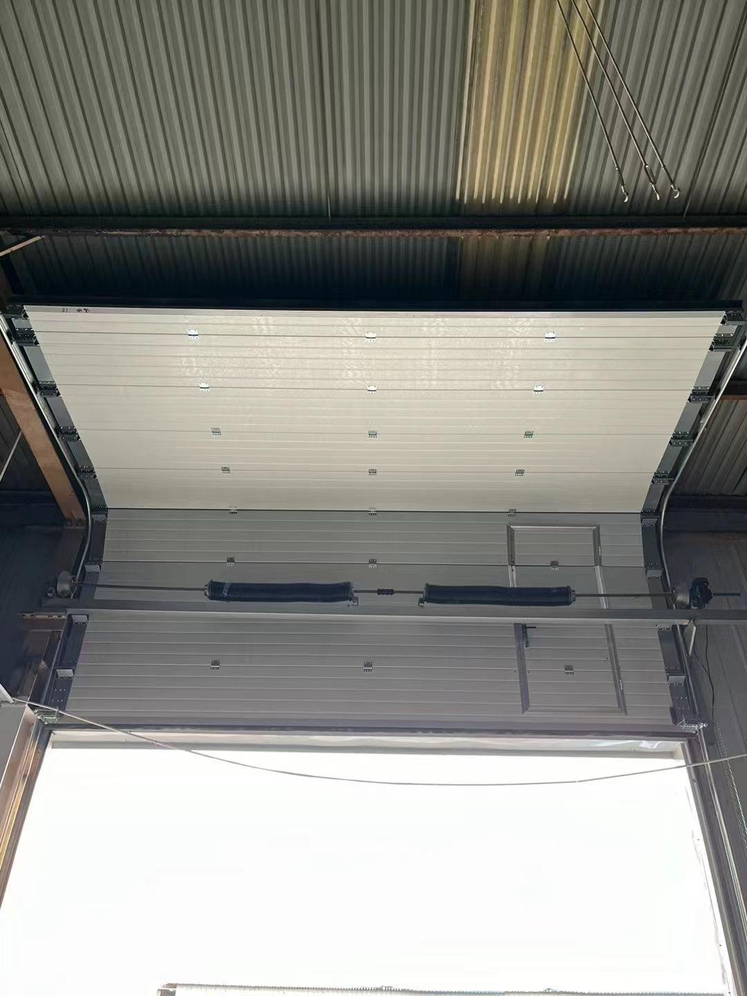 Industrial lifting door
