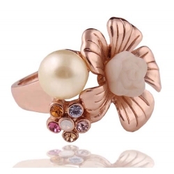 Bague résine-fleur blanche avec perle faux