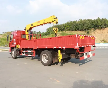 Dongfeng 13.5 Meter Boom Truck Mounted Crane