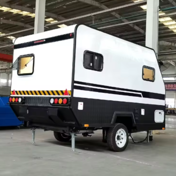 trailer de la familia para camping de campamento por tierra