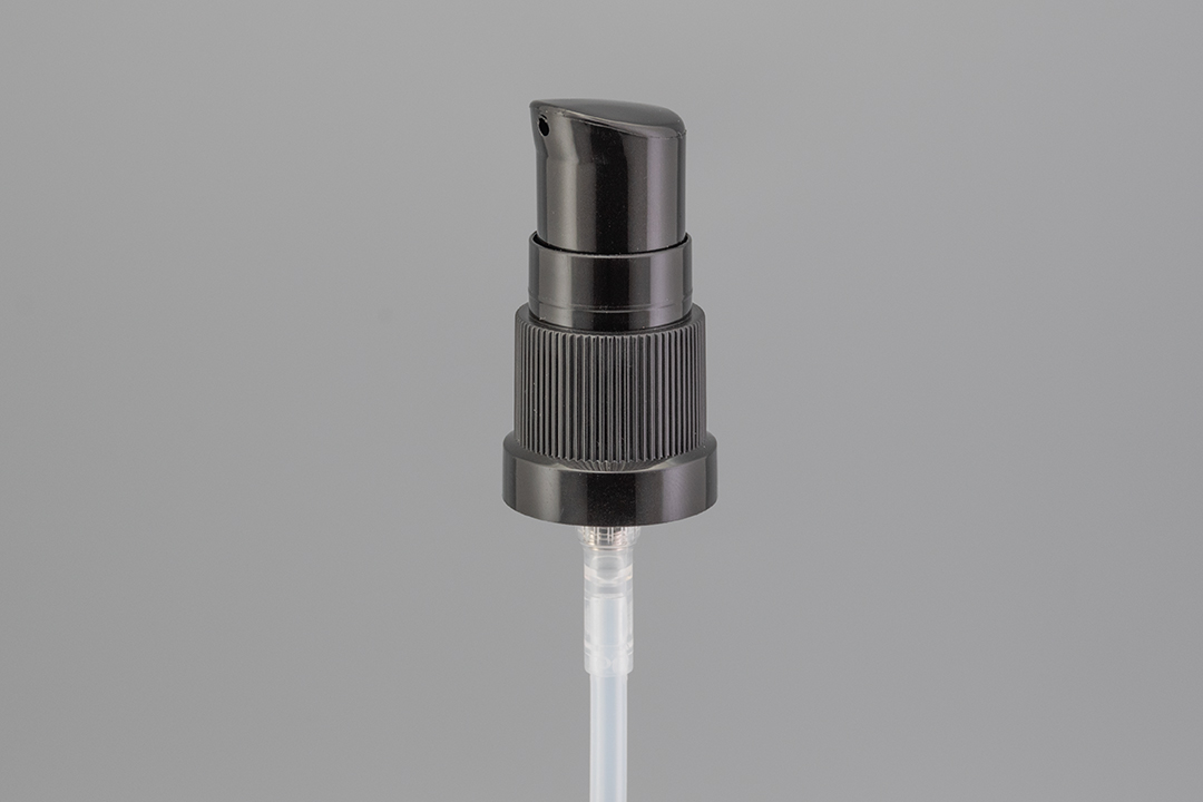 18/415 Black Shrouded Treatment Pump With Cap