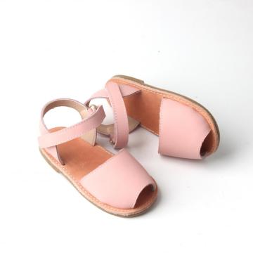 Удобни сандали за момиче с прост дизайн