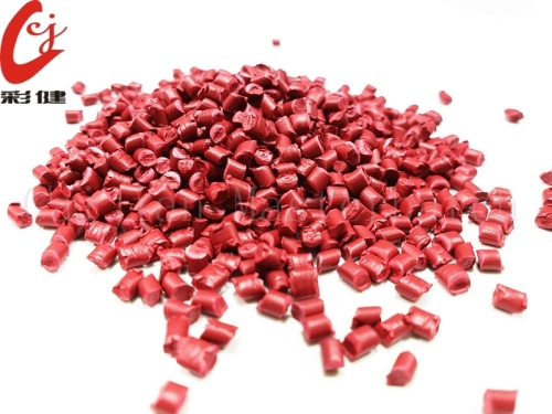 Granulat z czerwonym granulatem z tworzywa sztucznego