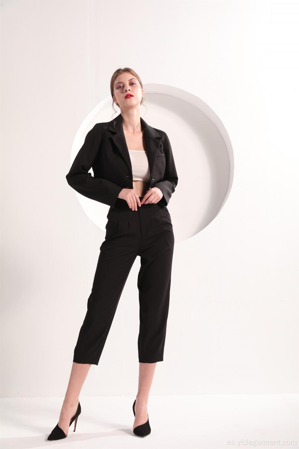 Blazer y pantalón recortado de color negro para mujer