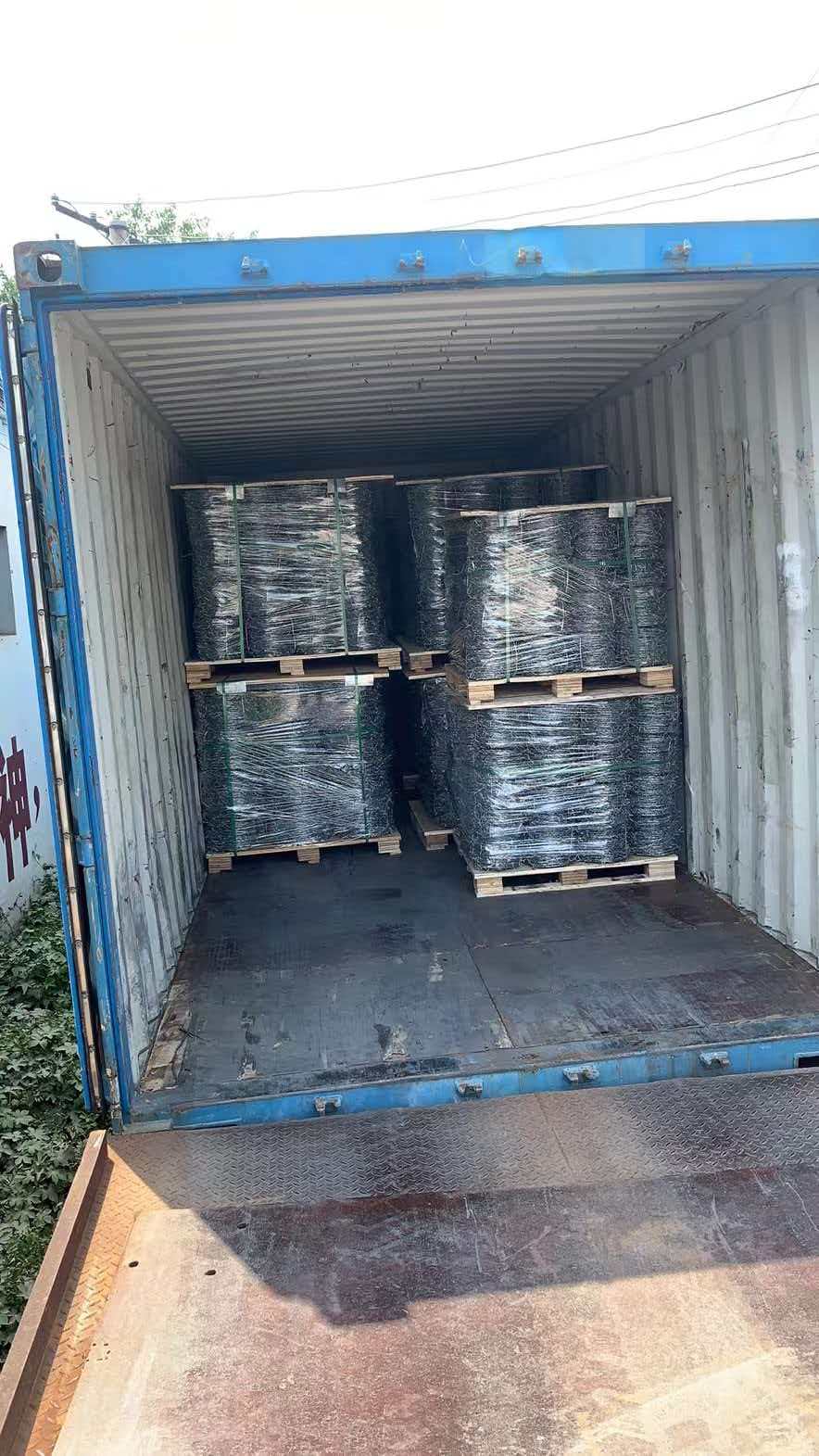 Barbed wwire mesh loading