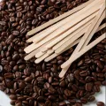 Bastoncini usa e getta in legno per mescolare il caffè per mescolare le bevande