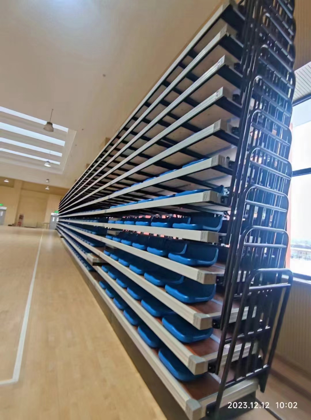 Electrical telescopic bleacher seat