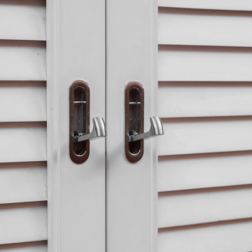 Farmhouse shutters- ը Windows- ի ներսում