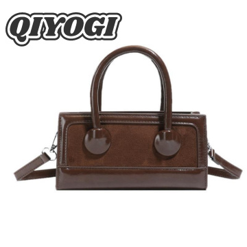 حقيبة يد كلاسيكية ذات ملمس ممتاز
