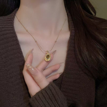 Collana a sospensione classica in lega a quattro foglie con catena di collegamenti e imitazione perle regalo