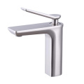 Tembaga memerankan air dingin faucet chrome fixture