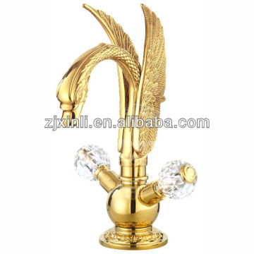 Rubinetto del bacino artistico in ottone, forma del cigno, rubinetto degli animali di colore oro