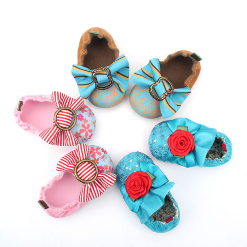 Sapatos de barco para bebê com listra e flor listrada