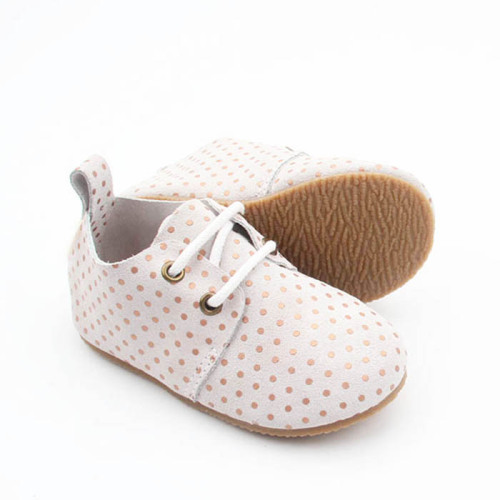 Scarpe oxford con spot alla moda per bambini