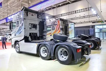 FAW Jiefang J7 Pioneer Edition 640HP 6X4 AMT Tractor Truck Pictures