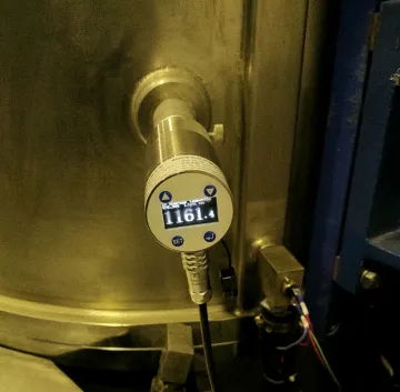 Adjustable focus distance IR pyrometer for metal casting