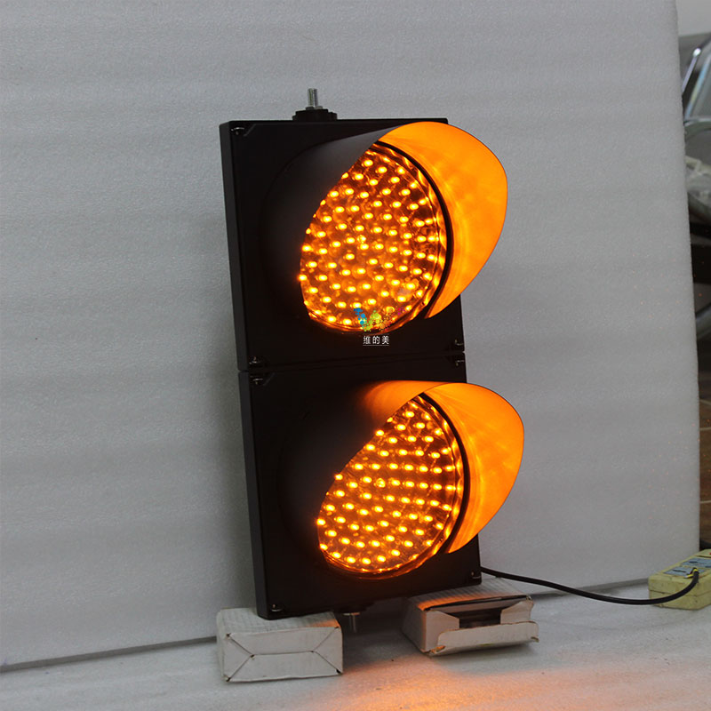 solar-200mm-yellow-flashing-traffic-warning-light-1