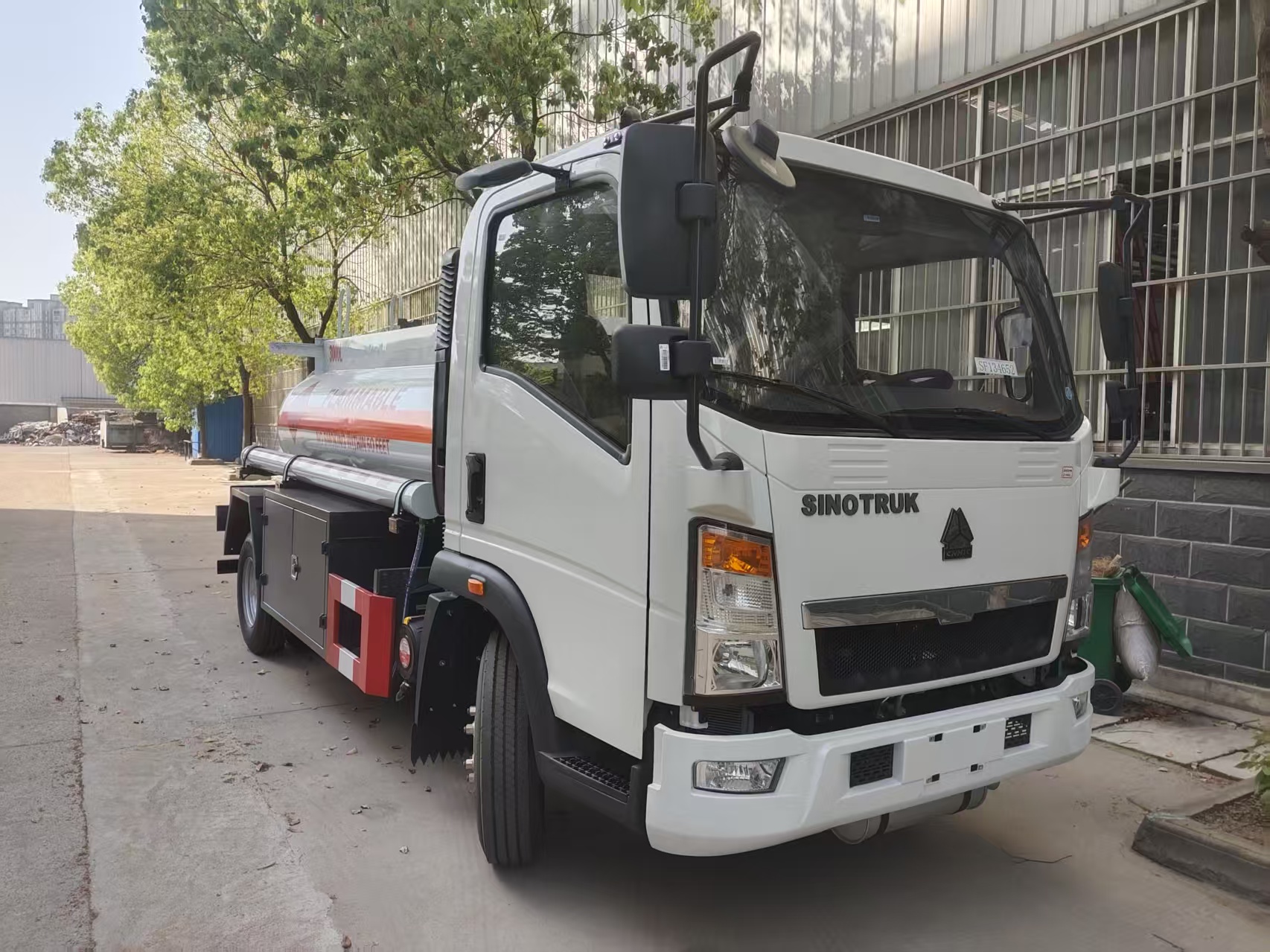 Dongfeng 4×2 tanker Petroleum transport truck