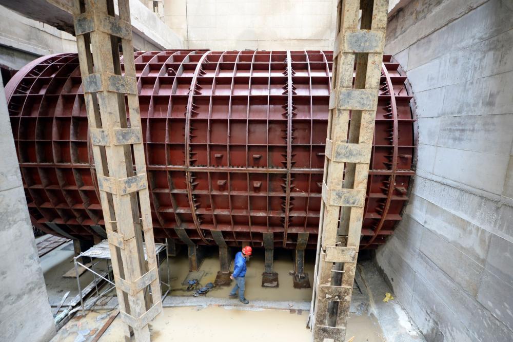 Estructura de tubo de acero en la construcción del metro