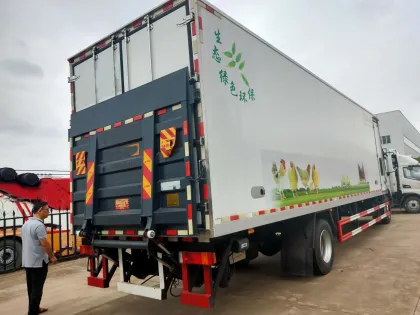 Dongfeng brand 4X2 animal baby transport vehicle