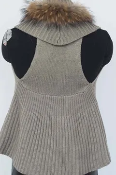 Knitting vest with raccoon fur collar
