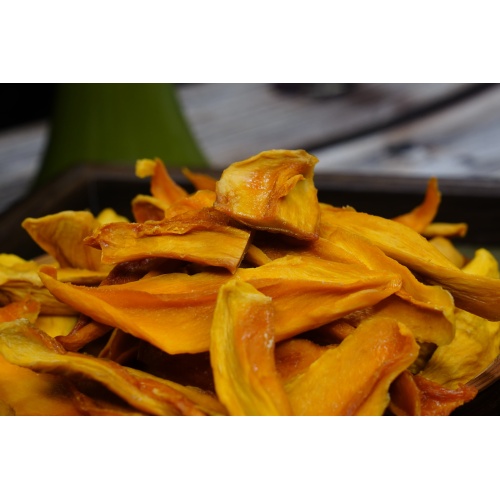Kawałki suszonego mango dojrzewające w słońcu Yunnan