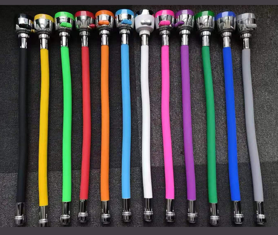 カラフルなステンレス鋼管手頃な価格の台所の流しの蛇口ゴム付きプルダウンスプレースイベルスパウト