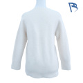 Pulover din tricot cu gât crem cu broderie florală alb